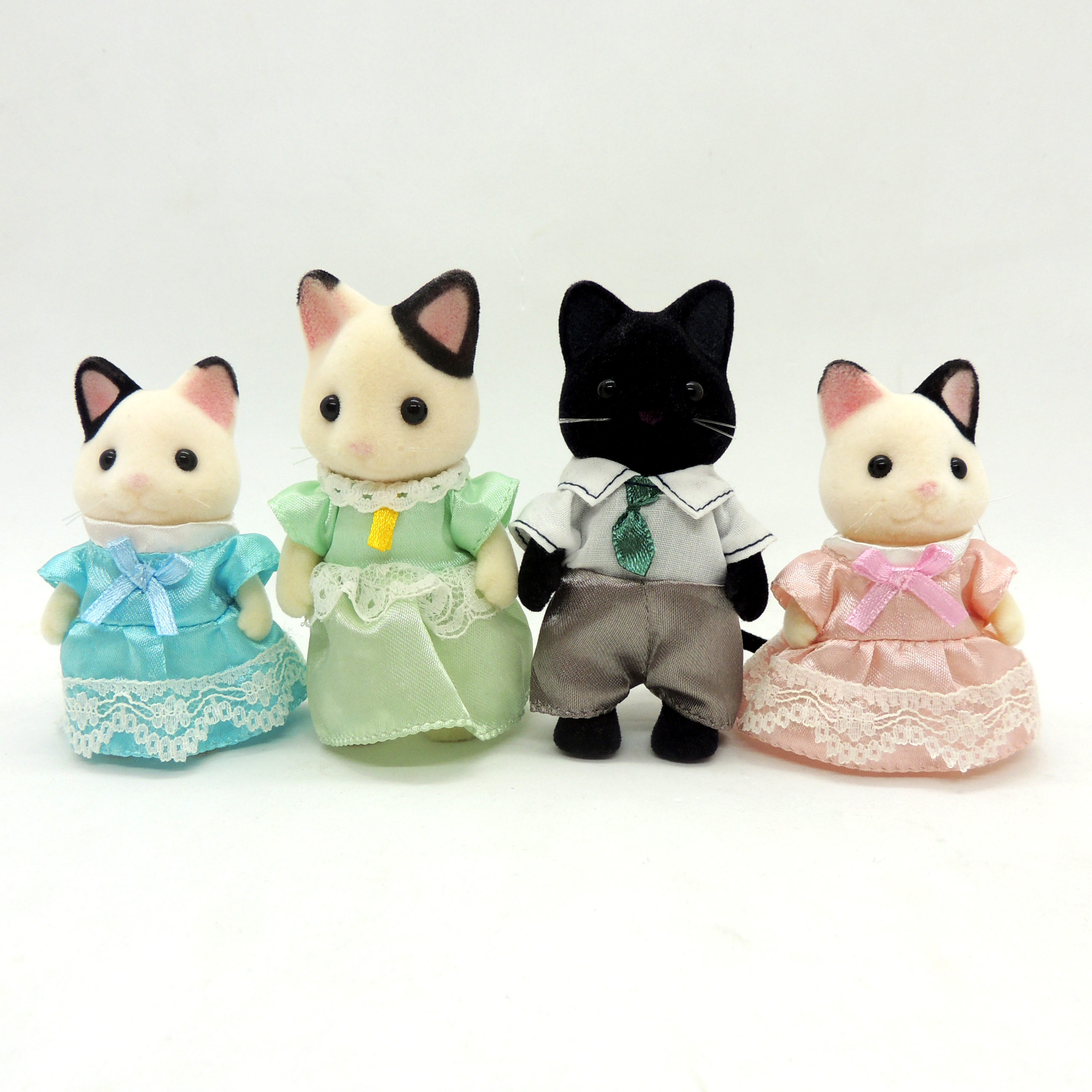 Sylvanian Families Familia Gatos Tuxedo 5181 Epoch Tuxedo Cat Family ...