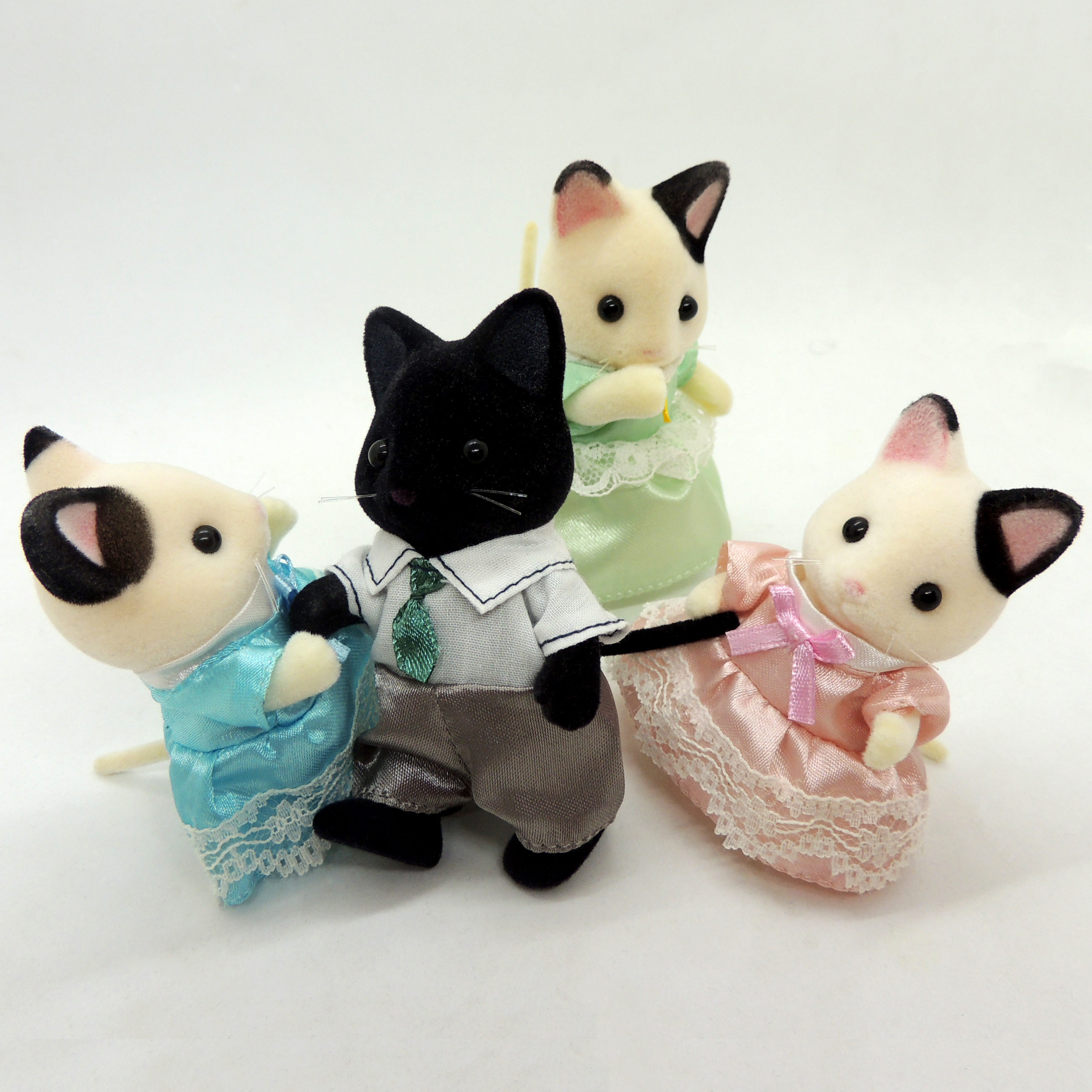 Sylvanian Families Familia Gatos Tuxedo 5181 Epoch Tuxedo Cat Family ...