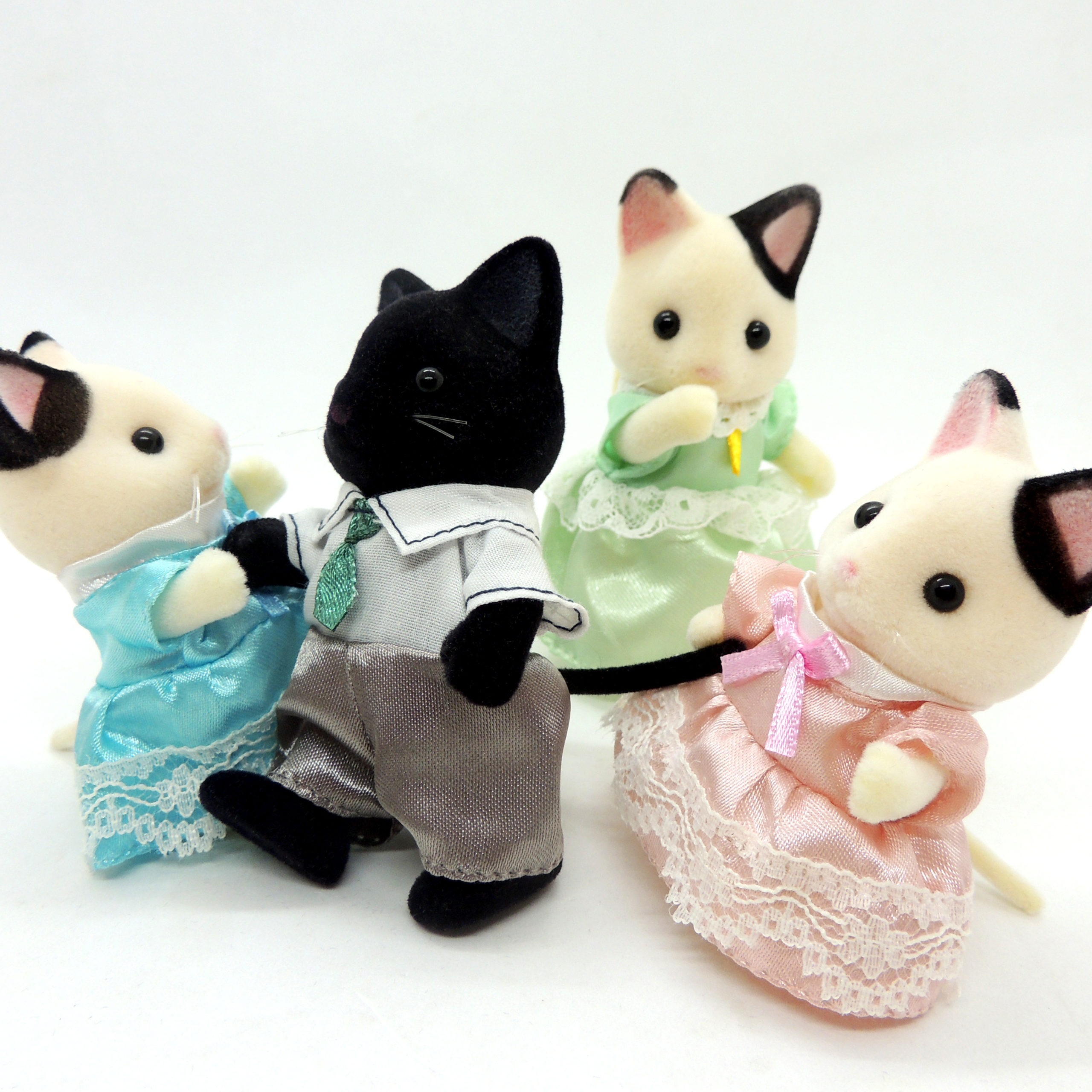 Sylvanian Families Familia Gatos Tuxedo 5181 Epoch Tuxedo Cat Family ...